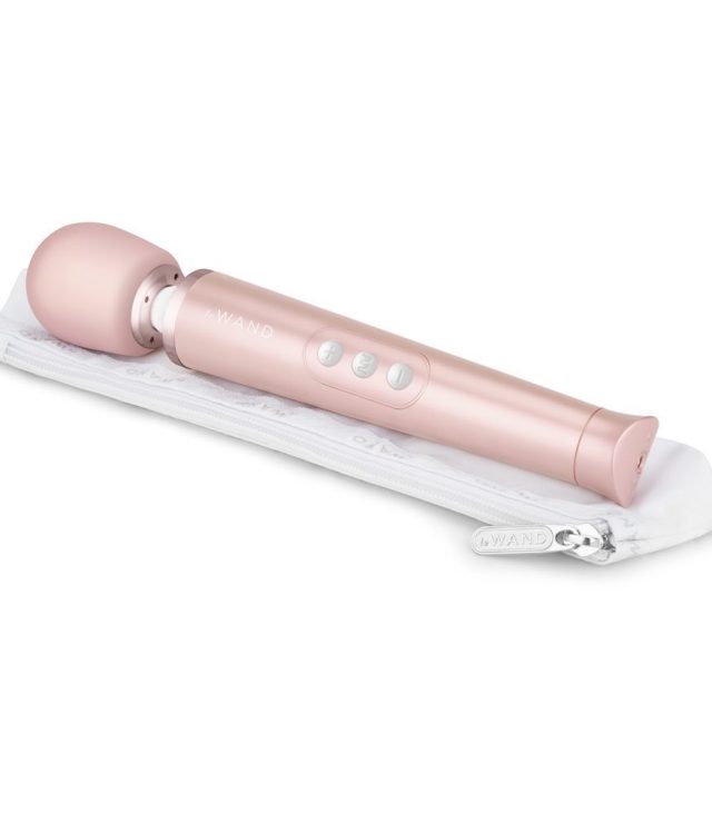 Le Wand Petite Gold Travel Rechargeable Wand - Image 4